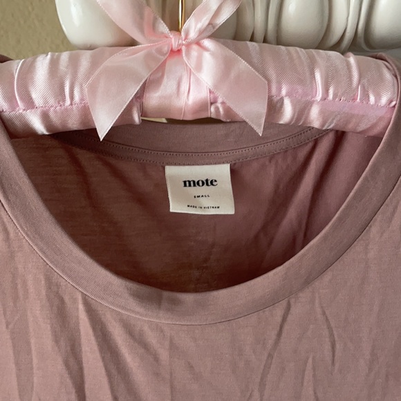 - Mote sleeveless top. - Picture 2 of 12